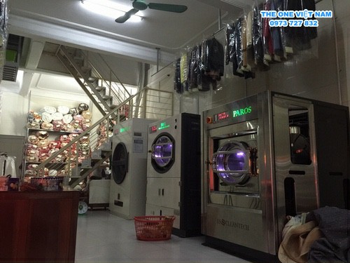 Cửa hàng giặt là công nghiệp đầu mùa giặt